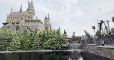 Osaka, Japonya. 2 Aralık 2023. Universal Stüdyoları 'nda Yasak Yolculuk' a ev sahipliği yapan bir kale..