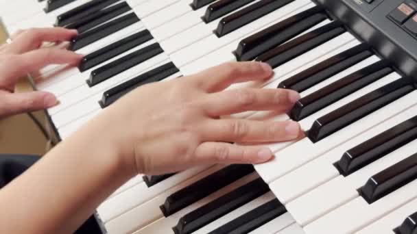 弹奏双键盘电子琴的人 — 图库视频影像