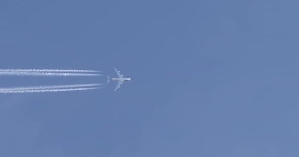 Avión Pinta Cielo Con Senderos Blancos Comúnmente Conocidos Como Senderos — Vídeo de stock