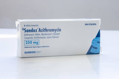 Calgary, Alberta, Kanada. Aralık 18, 2023. Bir kutu Sandoz Azithromycin ilaç tabletine yakın çekim..
