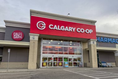 Calgary, Alberta, Kanada. 14 Aralık 2023. Bir Calgary CO-OP mağazası girişi.