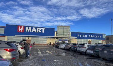 Calgary, Alberta, Kanada. 14 Aralık 2023. H Mart tabelası. Hanahreum Grubu tarafından işletilen bir Asya süpermarket zinciri..