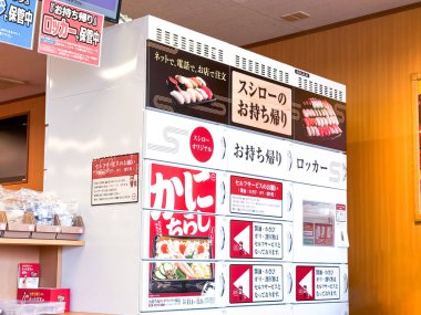 Tokyo, Japonya. 23 Aralık 2023. Yiyecek dolapları ya da akıllı paket dolapları. Müşteriler onları alana kadar restoranların yemekleri belli bir sıcaklıkta sıcak ya da soğuk tutmasına izin verin..