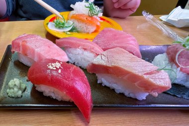 Titiz bir şekilde hazırlanmış Toro, Chutoro ve Maguro ton balıklı suşi parçaları damak tadı için ustalıkla hazırlanmış..