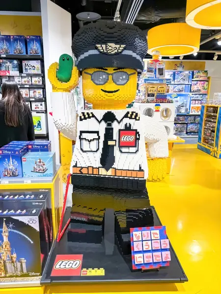 Tokyo, Japonya. 23 Aralık 2023. Narita Havaalanında bir lego pilotu..