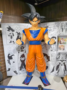 Kita Ward, Osaka, Japonya. Aralık 24, 2023. Dragon Ball çizgi film karakteri figüründen insan boyutunda bir Goku HEP 5 AVM 'deki bir Jump Shop' ta..