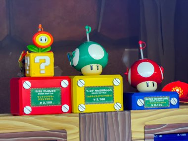 Konohana Koğuşu, Osaka, Japonya. Aralık 24, 2023. Japonya 'nın Osaka kentindeki Nintendo Mario Dünyası' nda hediyelik içki şişeleri satılıyor..