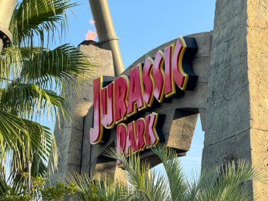 Konohana Koğuşu, Osaka, Japonya. Aralık 24, 2023. Jurassic Park 'ın Japonya Universal Stüdyolarının ana girişi.
