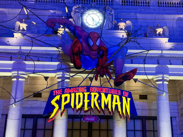 Конохана Уорд, Осака, Япония. 24 декабря 2023 года. Удивительные приключения Человека-паука на входе в парк развлечений.