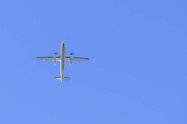 Calgary, Alberta, Kanada. 19 Ocak 2024. Bir Jazz uçağı, Kanada bölgesel havayolu, gökyüzünde uçuyor..