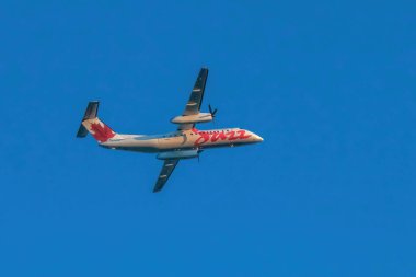 Calgary, Alberta, Kanada. 19 Ocak 2024. Bir Jazz uçağı, Kanada bölgesel havayolu, gökyüzünde süzülüyor..