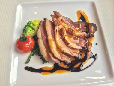 Cointreau ve portakal redüksiyonlu ördek göğsü