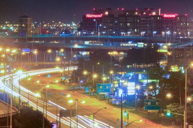 Toronto, Ontario, Kanada. 10 Haziran 2023. Toronto karayolunu gösteren uzun pozlu bir fotoğraf. Havaalanı yakınlarındaki Sheraton Oteli 'nin ön planında..