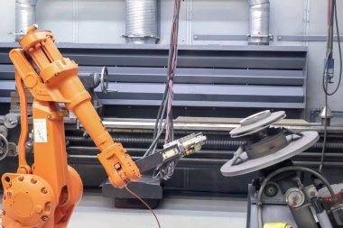 Calgary, Alberta, Kanada. 19 Ocak 2024. Geleneksel madencilik ekipmanlarını yakıt ikmali için otomatik kaynak robotu veya robotik kol hem üretken çalışma saatlerini hem de verimliliği artırmak için.