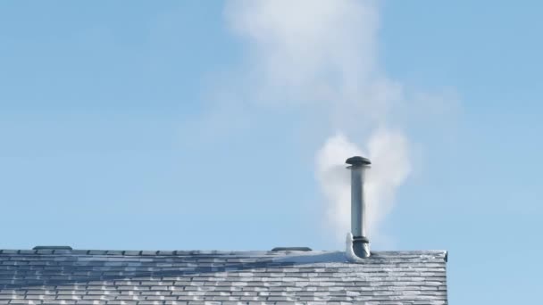 Tubo Chaminé Casa Aço Inoxidável Dia Nevado Frio — Vídeo de Stock