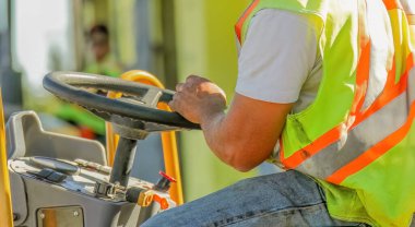 Yaz mevsimi ortasında inşaat işçilerinin silahlarını ustalıkla ve ustalıkla kullandıkları ağır inşaat makineleri..