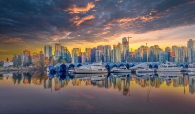 Vancouver, British Columbia, Kanada. 4 Şubat 2024. Vancouver şehir merkezi sonbaharda gün batımının ılık renkleriyle gökyüzünde belirir..