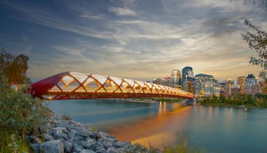 Calgary, Alberta, Kanada. 2 Şubat 2024. Gün batımında Barış Köprüsü, Bow Nehri boyunca yürüyen ve bisiklet süren insanları barındıran bir köprü..