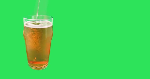 Piwo Jest Wlewane Szklanki Zwolnionym Tempie Zielonym Tle Ekranu Komponowania — Wideo stockowe