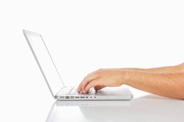 Calgary, Alberta, Kanada. 2 Şubat 2024. Dizüstü bilgisayara yazı yazan biri..