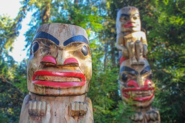 Vancouver, British Columbia, Kanada. 5 Şubat 2024. Capilano Askı Köprüsü Parkı 'nda totem direği. Amerika 'nın batısında muazzam oymalar bulundu..