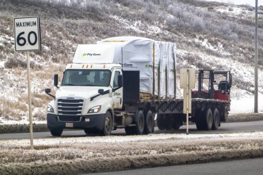 Calgary, Alberta, Kanada. 8 Şubat 2024. Kış boyunca pencereleri, vinil kaplamaları ve dış bina tesisleri için metal aksesuarları taşıyan bir karavan..