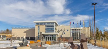 Airdrie, Alberta, Kanada. 19 Şubat 2024. Kışın Airdrie Belediye Binası Binası.