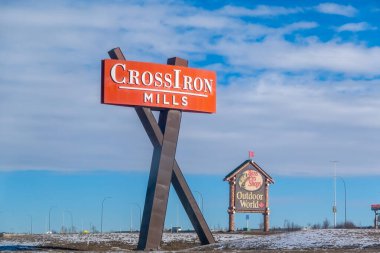 Rocky View, Alberta, Kanada. 20 Şubat 2024. Önde gelen bir alışveriş merkezi olan CrossIron Mills 'in tabelası..