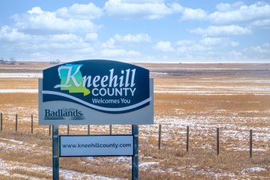 Drumheller, Alberta, Kanada. 19 Şubat 2024. Alberta şehir merkezindeki Kneehill İlçesi Hoş Geldiniz tabelası..