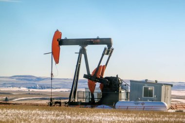 Drumheller, Alberta, Kanada. 19 Şubat 2024. Bir petrol ve gaz endüstrisi kış koşullarında petrol çıkarma kuyusu kazıyor.