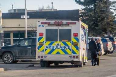 Airdrie, Alberta, Kanada. 19 Şubat 2024. Airdrie Halk Sağlık Merkezi Acil Sağlık Tesisi 'ne bir çift ilk yardım görevlisi ve ambulans yerleştirildi..