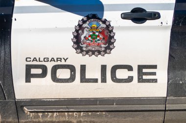 Calgary, Alberta, Kanada. 15 Şubat 2024. Calgary Polis Servis Aracı sembolüne yakın plan..