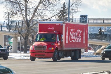 Calgary, Alberta, Kanada. 15 Şubat 2024. Coca-Cola ürünlerinin teslimatına adanmış bir nakliye aracı kış mevsiminde kışlık yollarda yol almaktadır. Calgary, Alberta, Kanada. 15 Şubat 2024. Teslimata adanmış bir nakliye aracı.