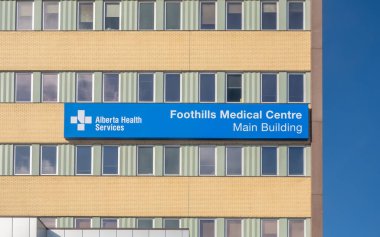 Calgary, Alberta, Kanada. 15 Şubat 2024. Yazılı bir tabela: Alberta Sağlık Hizmetleri Foothills Tıp Merkezi Ana Binası. Calgary bölgesindeki 12 hastaneden biri.