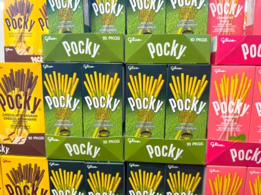 Calgary, Alberta, Kanada. 14 Şubat 2024. Bir kaç kutu Japon tatlı atıştırmalığı farklı lezzetlerde..