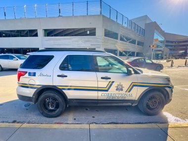 Calgary, Alberta, Kanada. 15 Şubat 2024. Alberta Islah Hizmetleri Aracı.