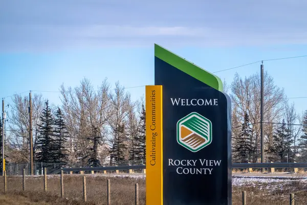 Rocky View County, Alberta, Kanada. 19 Şubat 2024. Rocky View ilçesine hoş geldin tabelasına yakın Güney Alberta, Kanada 'da bir belediye bölgesi..