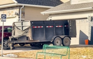 Calgary, Alberta, Kanada. 25 Şubat 2024. Bir evin önünde geçici olarak kiralanan bir çöp konteynırına yakın. Bu da kış mevsiminde tadilatın devam ettiğini gösteriyor.
