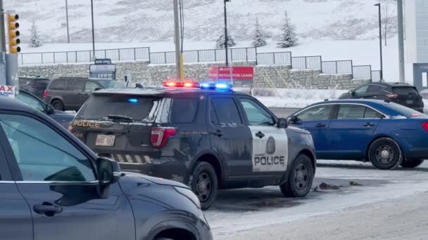 Calgary Alberta Kanada Února2024 Vozidlo Calgary Police Vybavené Aktivními Nouzovými — Stock video