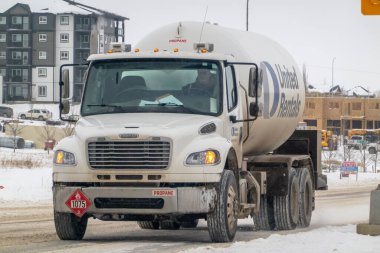 Calgary, Alberta, Kanada. Mar 5, 2024. Bulutlu bir günde kışın yol alan bir propan kamyonunun yakın görüntüsü..