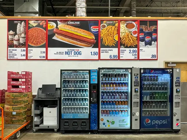 Calgary, Alberta, Kanada. Mar 6, 2024. Fast food sunularının çeşitliliğini vurgulayan bir Costco yemek salonu menüsü.