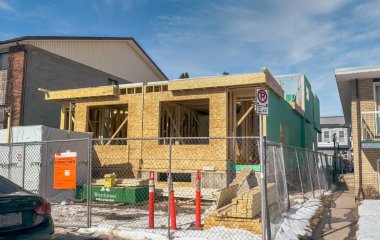 Calgary, Alberta, Kanada. 8 Aralık 2024. İnşaat halindeki bir dubleks konak, kış mevsiminde ahşap çerçevesini ortaya çıkarıyor..