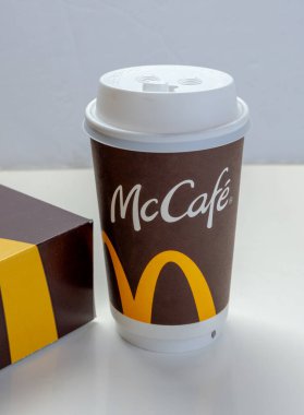 8 Aralık 2022. Calgary, Alberta, Kanada. Bir futbol fanatiği Fifa Dünya Kupası albümüne Brezilyalı bir Panini çıkartması yapıştırıyor..