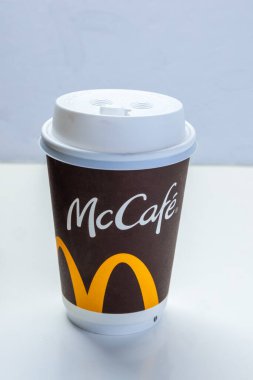 Calgary, Alberta, Kanada. Mar 17, 2024. McCafe bardağının dikey görüntüsü.