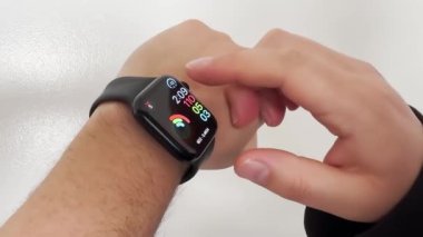 Calgary, Alberta, Kanada. 21 Aralık 2024. Dokunmatik ekran akıllı saat veya Apple Watch kullanan bir kişi.