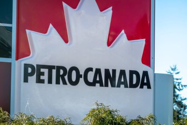 Vancouver, British Columbia, Kanada. 7 Nisan 2024. Petro Canada benzin istasyonu tabelasına yakın çekim.