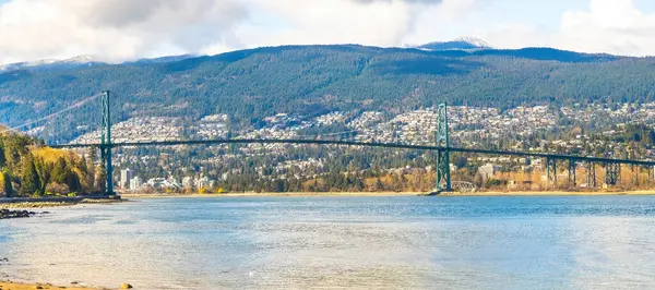 Vancouver, British Columbia, Kanada. 6 Nisan 2024. Lions Gate Köprüsü 'nü gösteren panoramik bir perspektif.