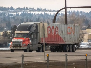 Calgary, Alberta, Kanada. 11 Nisan 2024. İthalat ve ihracat konteynırı taşıyan tam kapasiteli bir nakliye şirketi..
