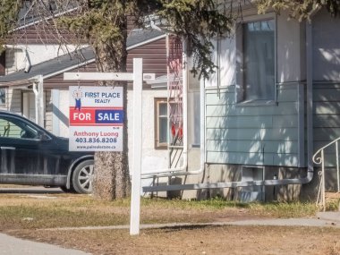 Calgary, Alberta, Kanada. 11 Nisan 2024. Satılık Emlak tabelası.