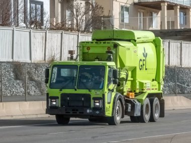 Calgary, Alberta, Kanada. 12 Nisan 2024. Baharda bir Calgary Çöp Kamyonu.